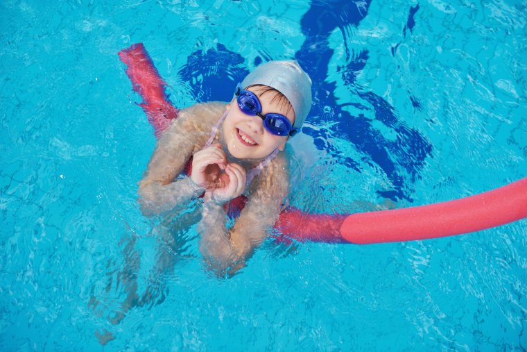 Pancsolóból úszó gyermek: mikor tanuljon úszni a gyerek?
