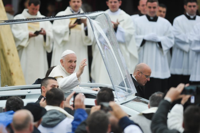 Ferenc pápa kiáll a cölibátus mellett, nemet mond a női papokra és a genderelméletre