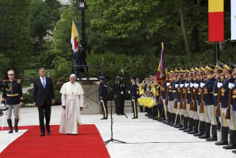 Megérkezett Romániába Ferenc pápa