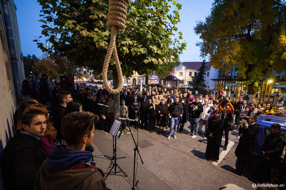 Zenével, tánccal, verssel és énekléssel emlékeztek az aradi vértanúkra október 6-án Székelyudvarhelyen •  Fotó: Erdély Bálint Előd