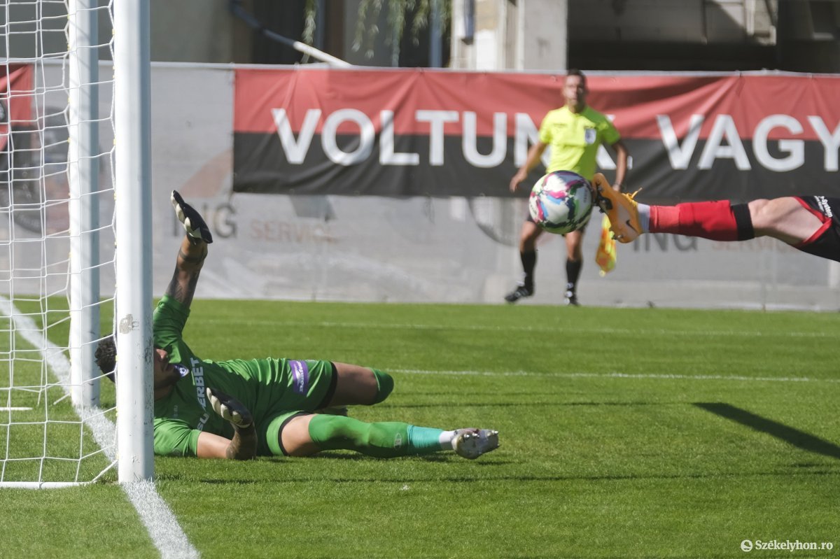 Kovács Lóránt gólja a 45. percben az FK Csíkszereda–FC Buzău román 2. ligás labdarúgó mérkőzésen 2021. szeptember 25-én. A meccs 2–3-as végeredménnyel zárult •  Fotó: Veres Nándor