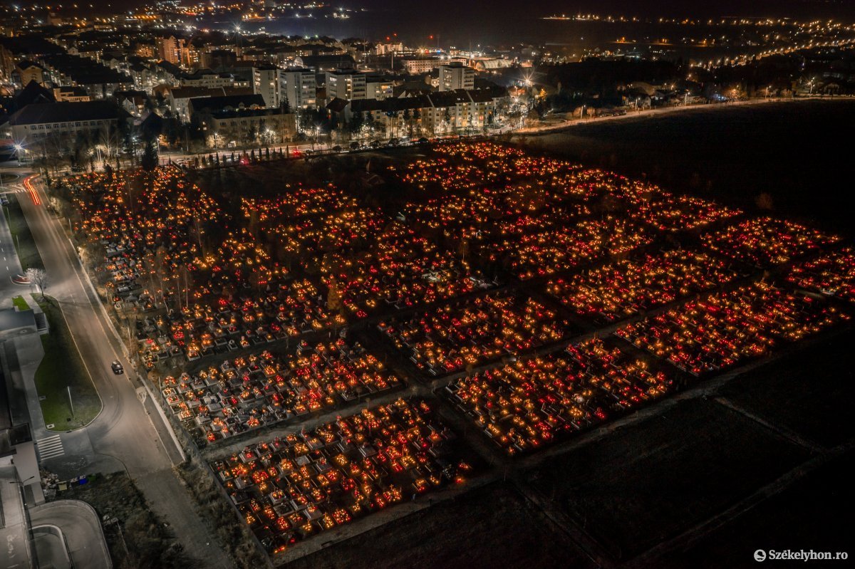 Mécsesek és gyertyák fénye melletti elcsendesedés a csíkszeredai Kalász lakótelepi temetőben mindenszentek estéjént •  Fotó: Pinti Attila
