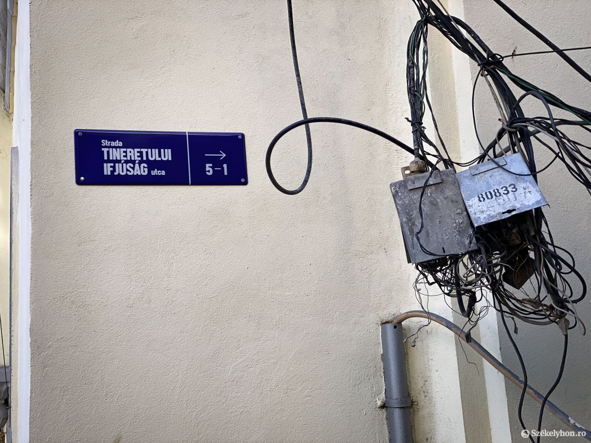 A vadonatúj, zománcozott, kétnyelvű utcanévtábla Marosvásárhelyen, hétköznapi városi környezetben •  Fotó: Rab Zoltán