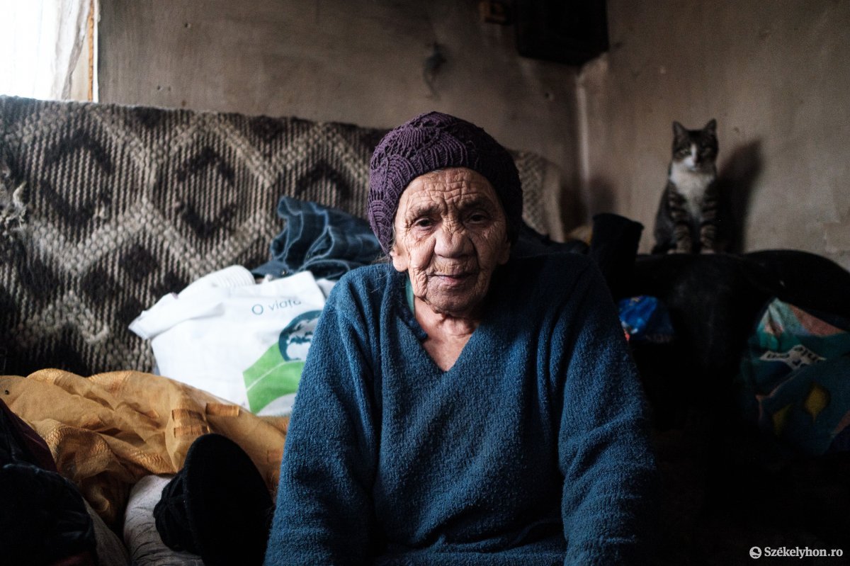 Olga néni, aki a trafikból átalakított lakásában évtizedek óta él a taplocai szemétgödör mellett 2021. december 7-én •  Fotó: Veres Nándor
