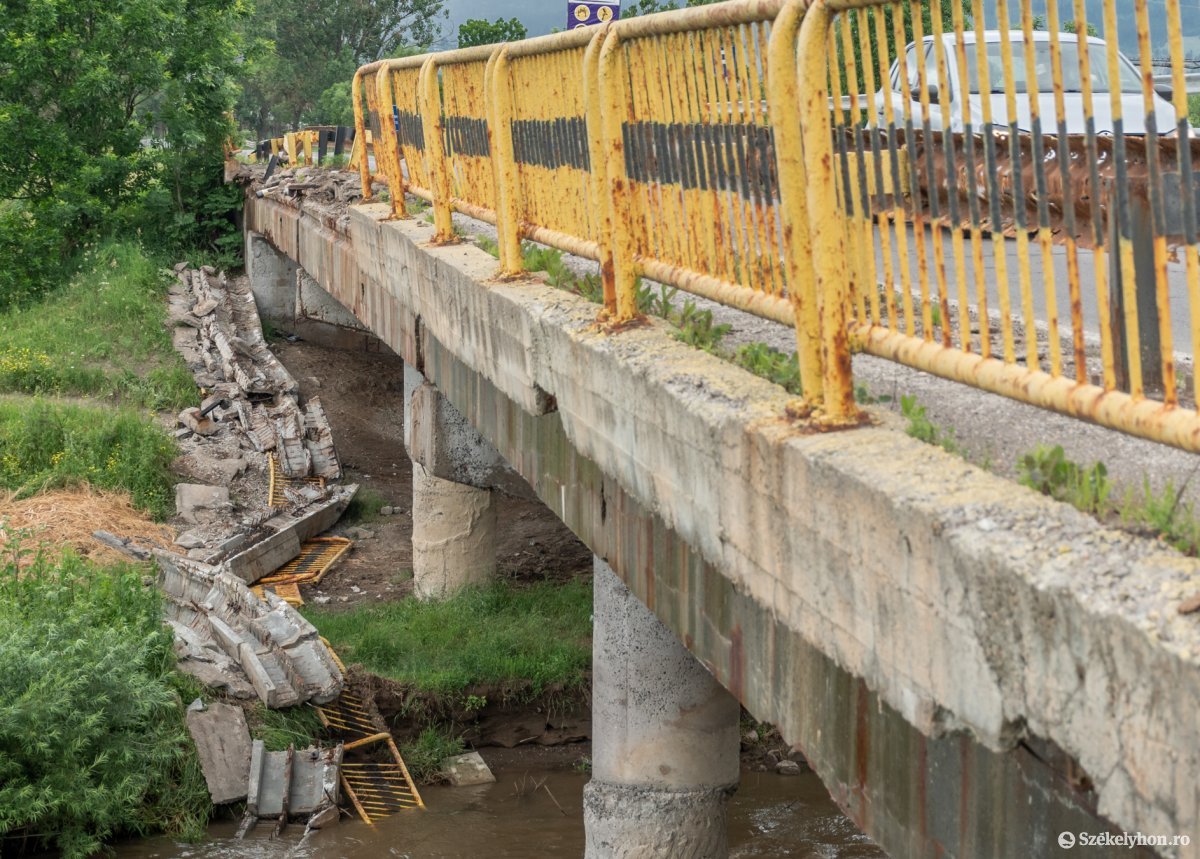 Leszakadt, majd a folyómederbe, illetve a partra zuhant a Csíkszereda nyugati határában lévő Olt-híd egyik oldalának védőkorlátja a beton tartóelemekkel együtt július elején. A folyamatosan romló állapotú, nagy forgalmú hídon azóta sem történt érdemleges beavatkozás •  Fotó: Pinti Attila