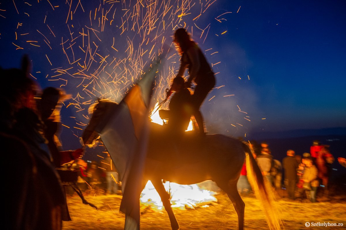 A székely autonómia napján gyújtottak őrtüzet Farkaslaka felett a Lófő lovascsapat tagjai október 31-én •  Fotó: Beliczay László