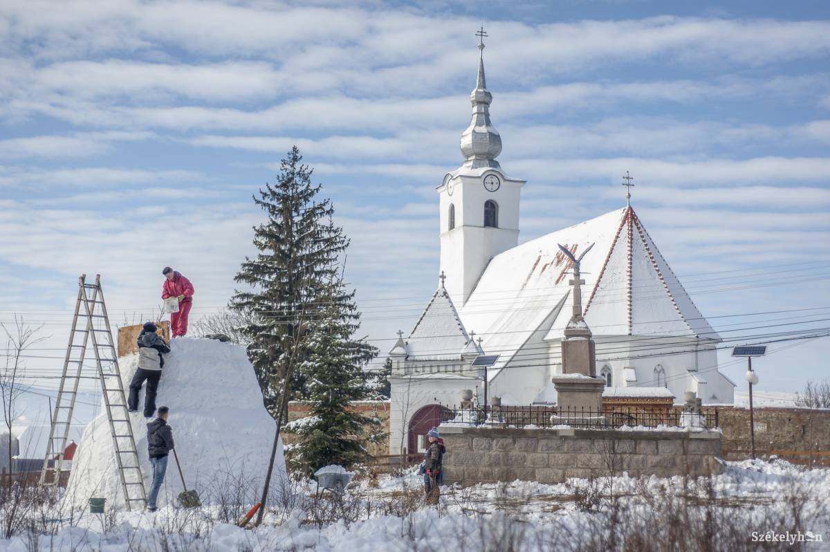Felülmúlni a tavalyit – tízméteres hóembert építenek Bánkfalván