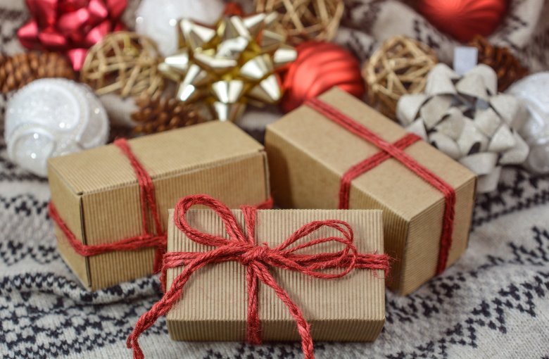 Kevesebb mint 300 lejt tud karácsonyi ajándékokra költeni az alkalmazottak több mint fele, „fapadosabb” lesz a szilveszter is