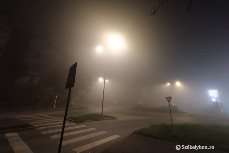 Csütörtökön is szeles időjárás várható Erdély számos vidékén, Hargita megyében köd nehezíti a közlekedést