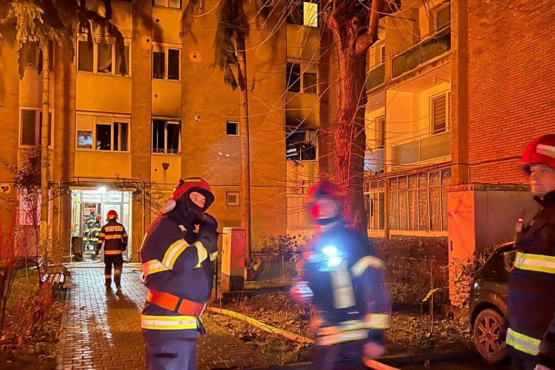 FRISSÍTVE – Tűz ütött ki egy marosvásárhelyi panelházban