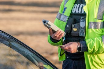 Gyorshajtás, alkohol vagy kábítószer hatása alatti vezetés: jogosítványok százait függesztették fel a román rendőrök