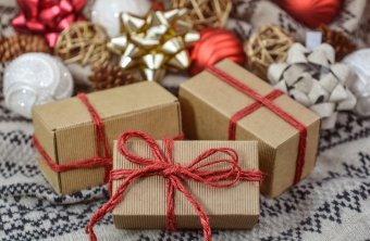 Kevesebb mint 300 lejt tud karácsonyi ajándékokra költeni az alkalmazottak több mint fele, „fapadosabb” lesz a szilveszter is