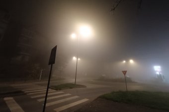 Csütörtökön is szeles időjárás várható Erdély számos vidékén, Hargita megyében köd nehezíti a közlekedést