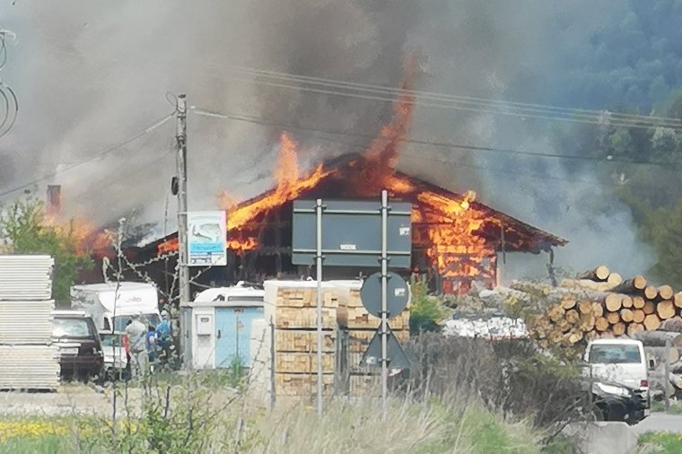 Lángokban áll a zeteváraljai fafeldolgozó üzem raktárcsarnoka