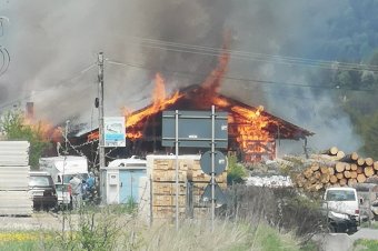 Lángokban áll a zeteváraljai fafeldolgozó üzem raktárcsarnoka