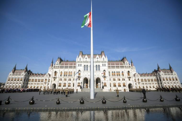 Nemzeti összetartozás napja – Felvonták a nemzeti lobogót Magyarország Parlamentje előtt