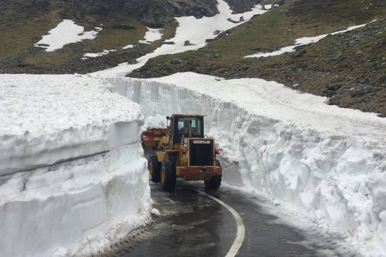 Elhordják a havat a transzfogarasi útról
