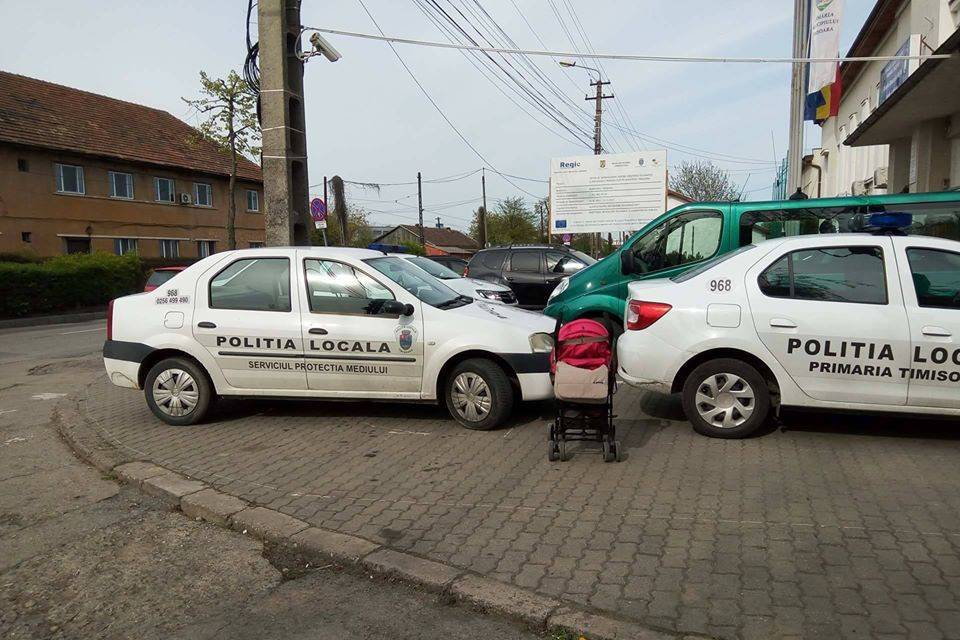Bírság a tilosban parkoló helyi rendőröknek és a „leleplezőnek” is
