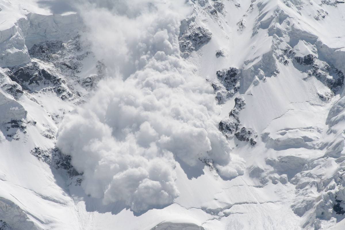 Nyolc síelő életét vesztette a szokatlanul sok lavinában Tirolban