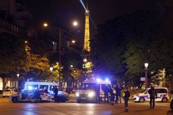 Több mint 800 autót gyújtottak fel Franciaországban szilveszter éjjelén, de ez jóval kevesebb az ilyenkor „megszokottnál”