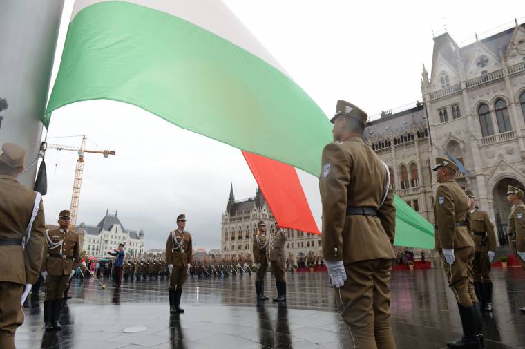 Felvonták Magyarország lobogóját az Országház előtt