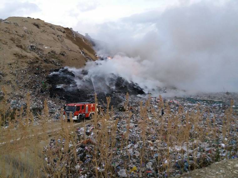 Meggyúlt a szemét a brassói hulladéktárolóban – 12 óra után sem sikerült eloltani a lángokat