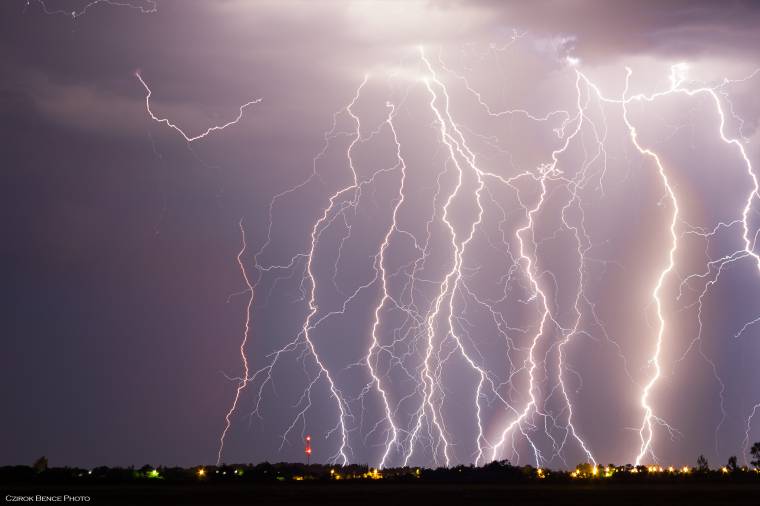 Felhőszakadásra és viharokra figyelmeztető riasztást adtak ki a meteorológusok