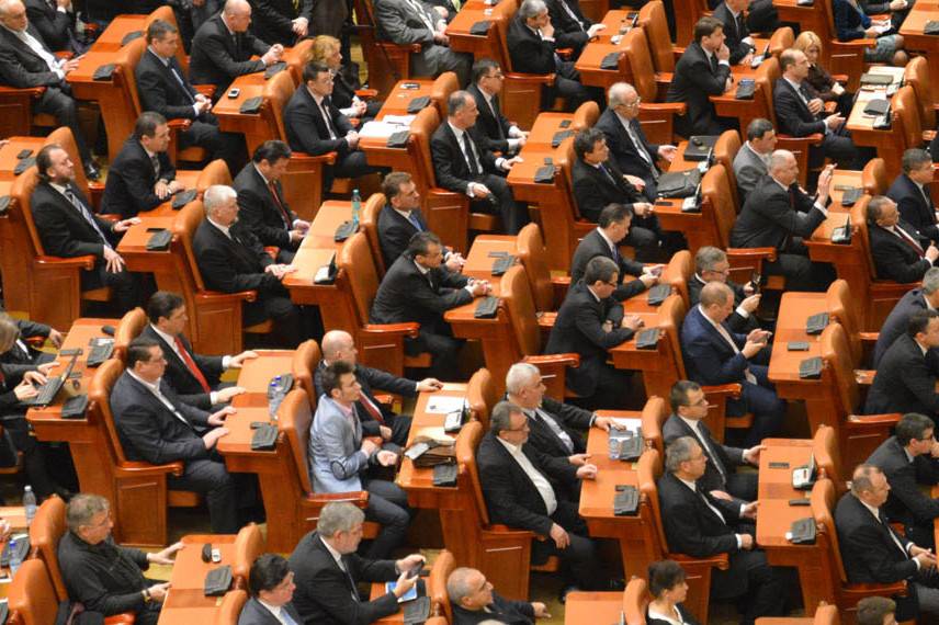 Bukott az egészségügyi miniszter elleni indítvány, pedig Liviu Dragnea is megszavazta