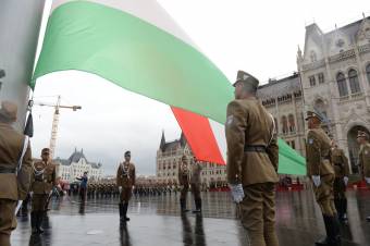 Felvonták Magyarország lobogóját az Országház előtt