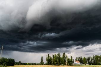 Viharokra figyelmeztetnek a meteorológusok
