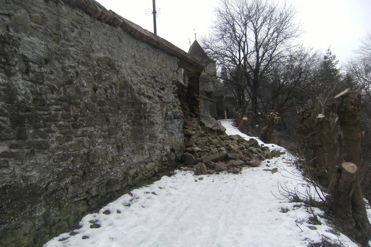 Beomlott a segesvári várfal egy része