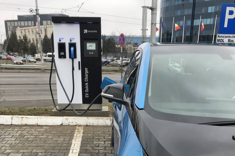 Lassan „rúgható be” az elektromos autók piaca: a roncsautóprogramnak köszönhetően Romániában is beindultak az eladások