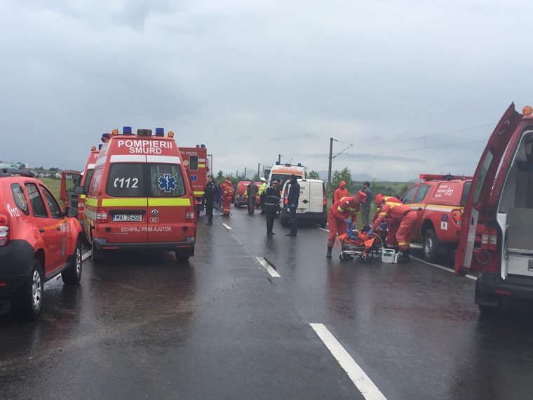 Kisbusz és személyautó ütközött Alcsíkon – két ember életét vesztette, többen megsérültek