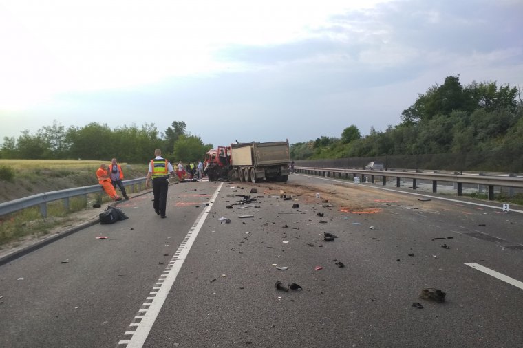 Külügy: kilenc személy halt meg a Maros megyei kisbusz magyarországi balesetében