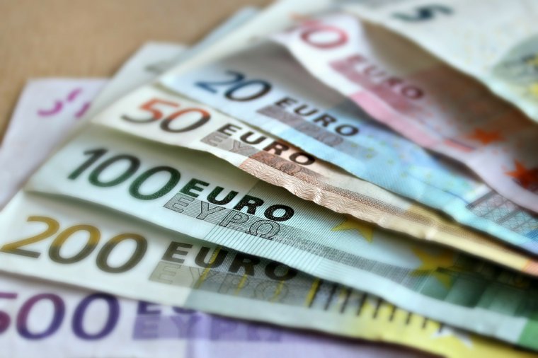 Dăncilă 2024-re bevezettetné az eurót Romániában