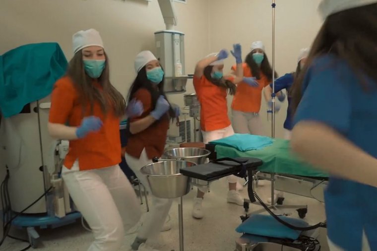 Műtőben táncolnak a kézmosás népszerűsítéséért – hát persze, hogy tízezrek látták már a videót