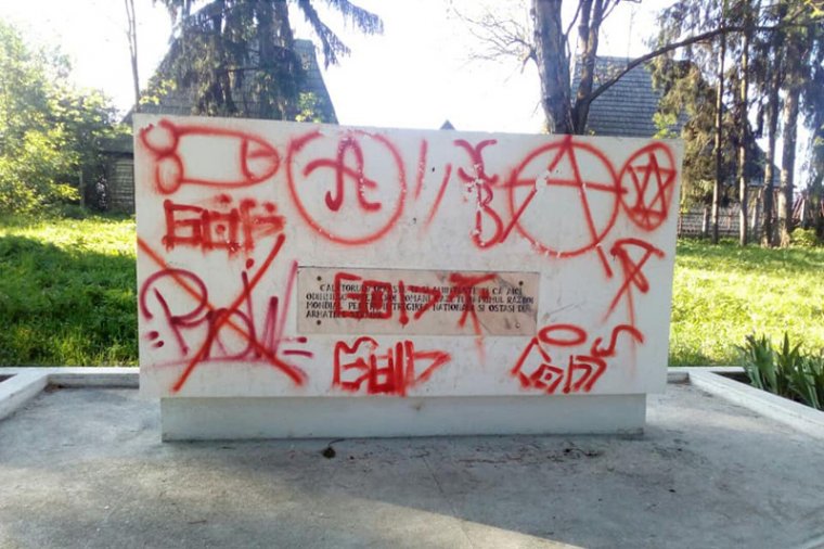 Összefirkálták a csíkszeredai Hősök temetőjében álló emlékművet – kivizsgálást indított a rendőrség
