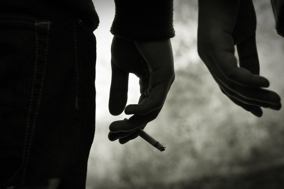 A romániai fiatalok több mint fele dohányzik, és közel fele szívott már marihuánás cigarettát