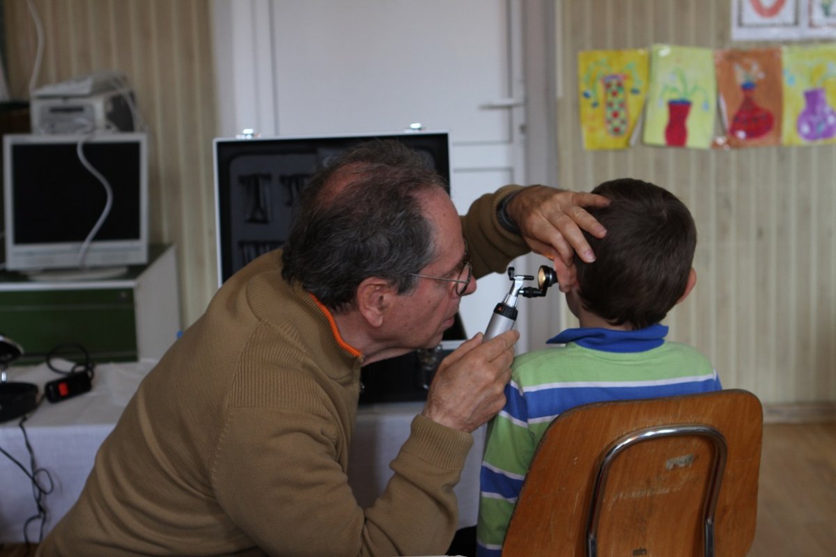 Hatezer orvosi vizsgálatot végeztek Erdélyben a gyermekmentő szolgálat önkéntesei