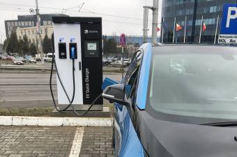 Lassan „rúgható be” az elektromos autók piaca: a roncsautóprogramnak köszönhetően Romániában is beindultak az eladások