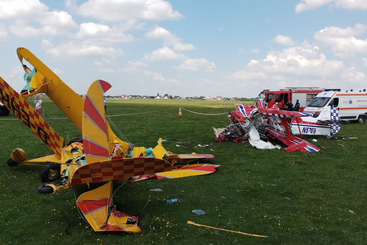 Sportrepülőgépek ütköztek össze a levegőben, egyik pilóta meghalt