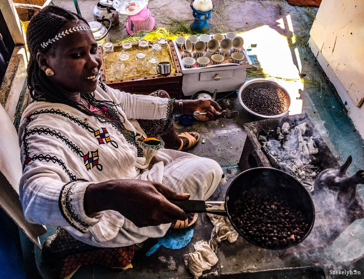 Hagyományos etióp kávérituálé. A rituálét végrehajtó asszony kínálja a kávét, melyet illik feketén fogyasztani. A rituálé során pirítja meg, töri össze és főzi meg a kávébabot •  Fotó: Jászberényi Sándor