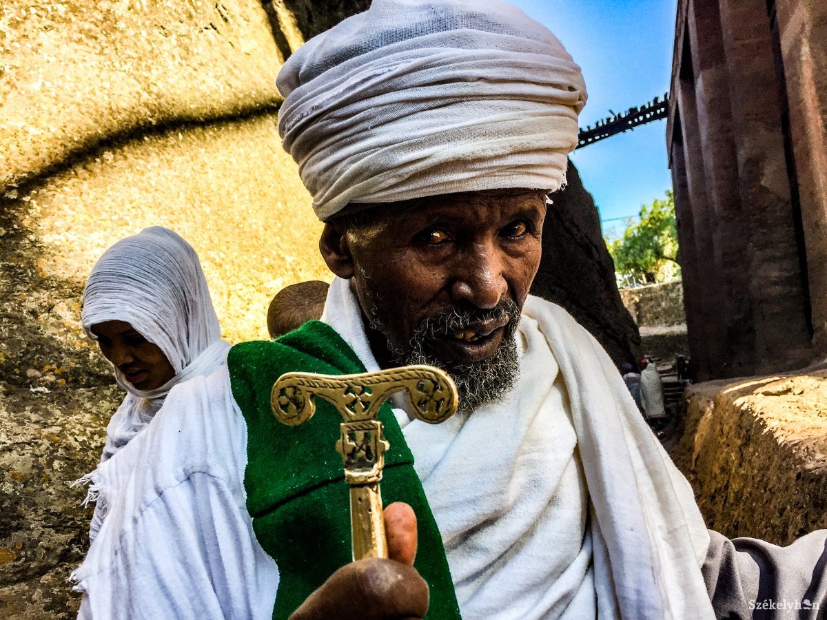 Keresztény zarándok Lalibelában, kezében az imádkozó bottal. Az etióp szertartás során illetlenség ülni, ezért a hosszú liturgia alatt ilyen botokkal támasztják ki magukat •  Fotó: Jászberényi Sándor