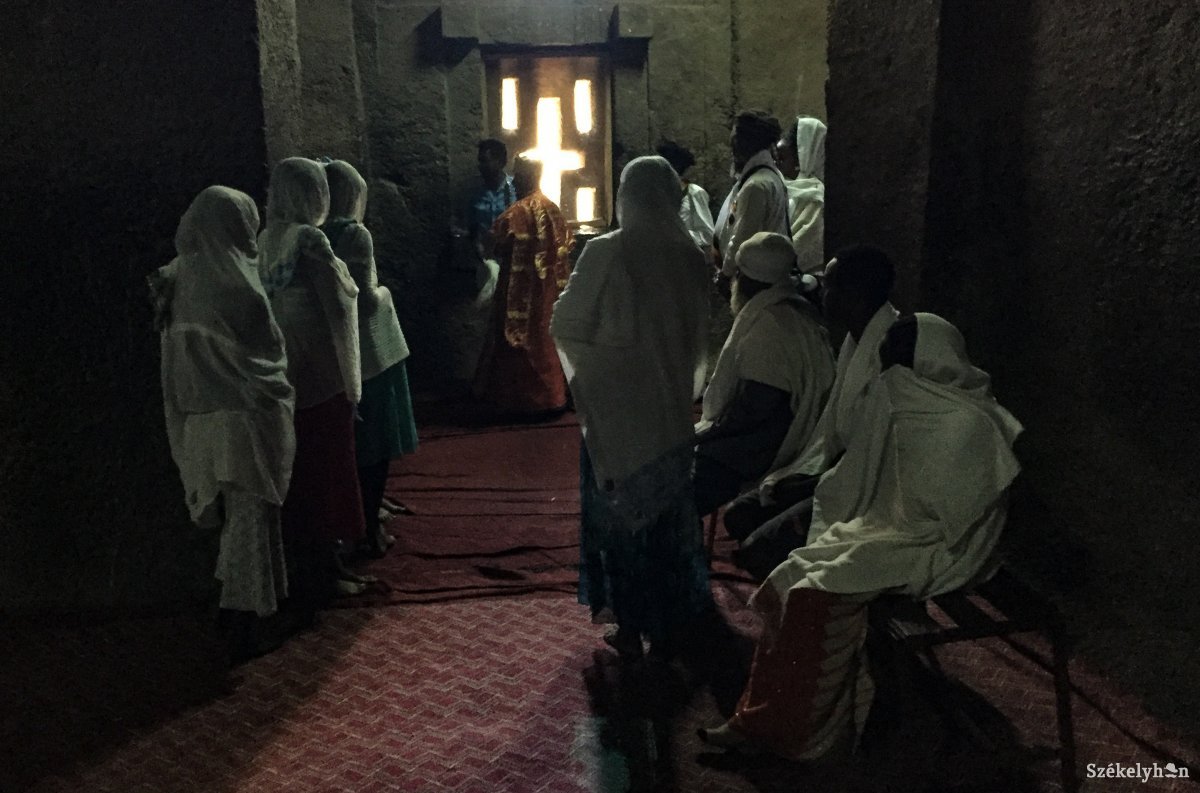 Lefátyolozott etióp nők kapnak áldást a paptól Lalibela sziklatemplomában •  Fotó: Jászberényi Sándor
