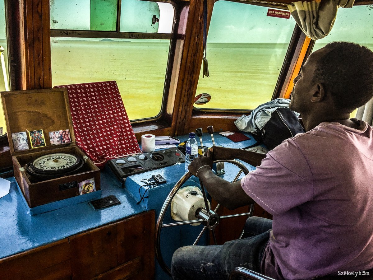 Endelkjú kapitány Nigatenevű dízelmotoros hajóján a Tana-tavon •  Fotó: Jászberényi Sándor