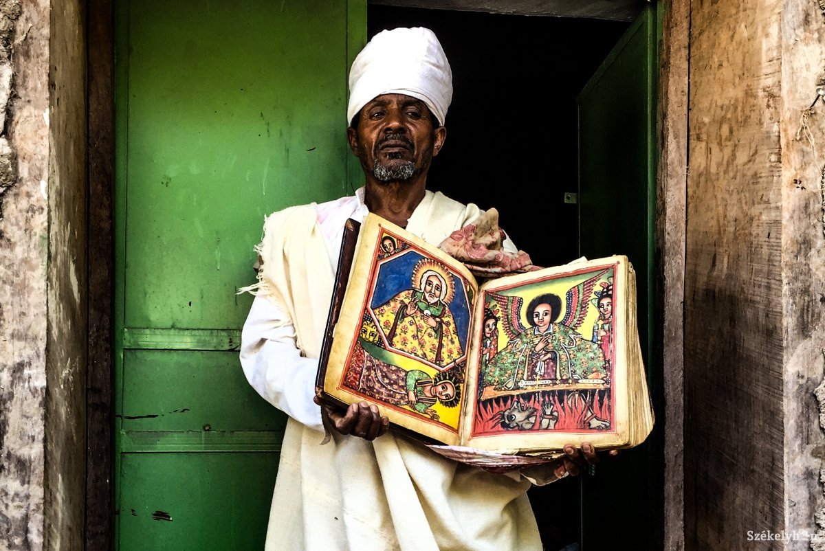 Etióp pap mutatja a körülbelül kétszáz éves szent könyvet, melyet egy kunyhóból vett elő a Tana-tó egyik kolostorában •  Fotó: Jászberényi Sándor