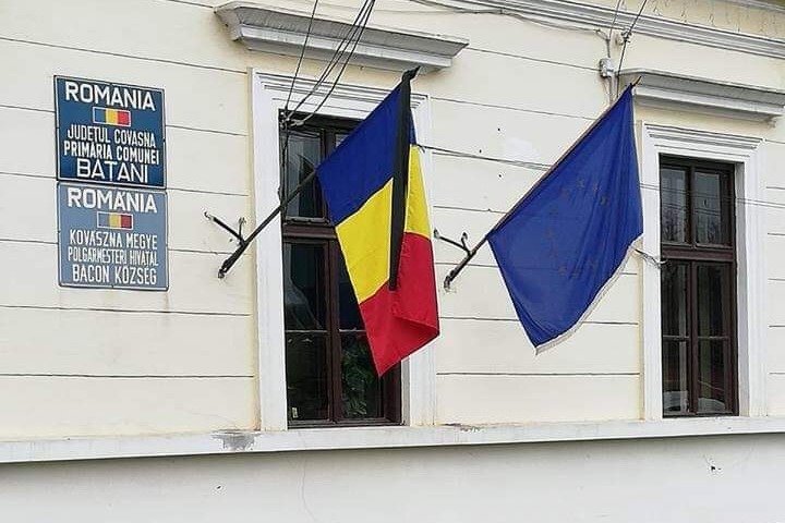 Gyászszalag a román zászlón Nagybaconban