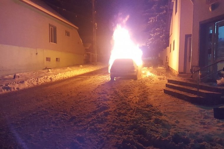 Autó égett ki a székelyudvarhelyi Farcádi utcában
