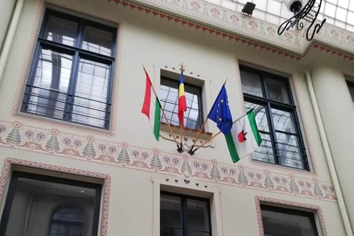 Felszólította a Bihar megyei prefektus az RMDSZ-t, indokolja meg a magyar zászló kitűzését