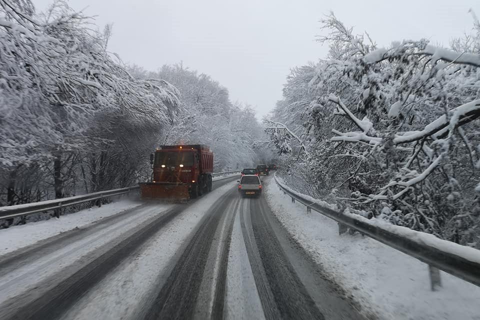 Nem volt zavartalan a közlekedés az újabb havazás miatt a Hargita megyei utakon